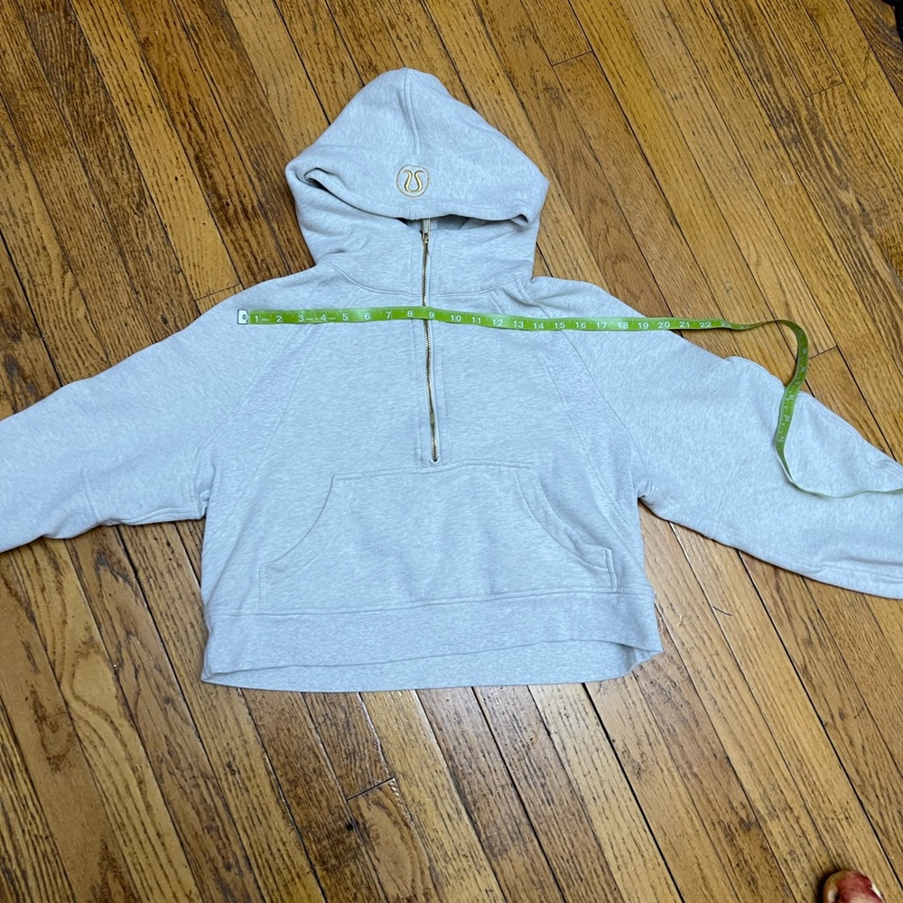 Lululemon woman sweatshirt